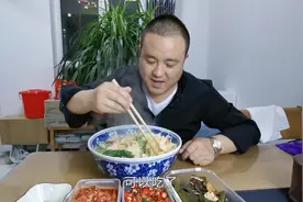 疫情期间买的面片今天做了特色土豆西红柿热汤面片清淡美味特好吃视频封面