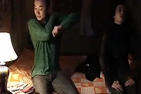 小伙睡得正香，谁知隔壁小情侣的噪音却打扰了他，这下睡不着啦！视频封面