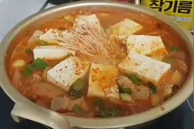 嫁到韩国的人妻分享地道韩式猪肉泡菜汤的做法，一学就会视频封面