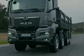 美到窒息的德国工艺：全新德国MAN 2021 TGS三向自卸型4轴卡车视频封面