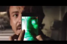 手机可以收服鬼魂，小伙对着同事摁下快门，不料可怕的一幕发生视频封面