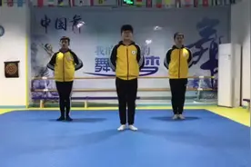 幼儿园教学舞蹈视频《大手牵小手》视频封面
