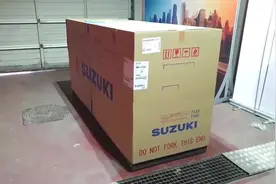 V型双缸发动机，10万的铃木DL650XT到货，拆开箱子真霸气视频封面