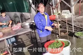 厨房帮厨阿姨终于抢到了一张免费汽车票回家过年，听她咋说！视频封面