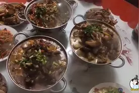 大年三十，阿丹家6点多开始放鞭炮吃团年饭，湖南风俗越早越吉利视频封面