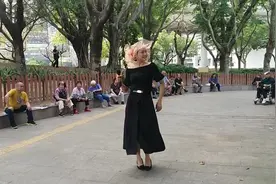 街头艺人淼淼翻唱一首《爱的初体验》好听极了