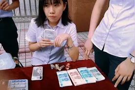 新版人民币发行了，小张果断兑换一套，大家一起来认识一下吧视频封面