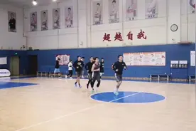 直击辽篮早训！丛明晨重伤后首度现身[超清]视频封面