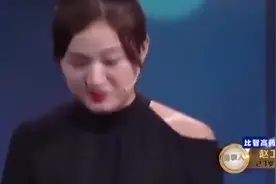 收废品小伙娶到美丽妻子，老婆一上台，全场都震惊了掌声不断图片