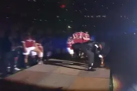 巴萨的绯闻新援博阿滕模仿杰克逊的太空舞步，太牛逼了！视频封面