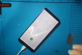 手机进水了，屏幕里的水印和白点太难看了，看我如何修复它视频封面