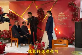主持人问喜公公儿媳妇漂亮吗？公公的表情太搞笑了，差点中圈套视频封面