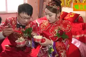 真实婚礼 新娘新郎拿这么喜庆的碗吃饭 好甜蜜啊视频封面