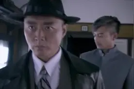 特务男扮女装搞暗杀，没想到小伙看出破绽，姑娘竟然有喉结视频封面