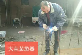 农民焊工：在家没事自制了6个支撑架 种大蒜的都用它装袋？