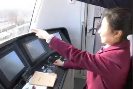 千次对标、安全到秒，看90后地铁女司机秀出济南地铁style！视频封面