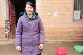 农村媳妇趁雪还没融化，用桶收集起了雪水，岂不知它还有这种妙用视频封面
