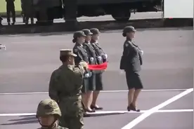日本自卫队阅兵  女兵方队背着包，这是什么传统！视频封面