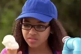 国外恶搞 路边摊买冰激凌自助加料，但加料方式让顾客哭笑不得