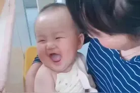 带孩子打针，笑着对医生卖萌，结果一针下去后瞬间变脸图片