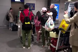 马伊琍文章一家出游归来 马伊琍一路抱女儿妈妈力十足视频封面