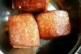 炸扣肉肉皮起泡的技巧，做法超简单，肉皮起泡色泽红亮，非常好看视频封面