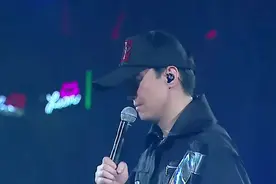 还是第一次见到黎明在演唱会上穿夹克装，儒雅男神真的酷帅啊！视频封面