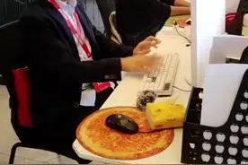 一句话我坚持到现在，这种感觉像极了爱情！