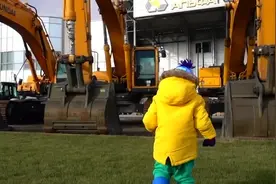 带孩子去看大型挖掘机，小孩子高兴坏了视频封面