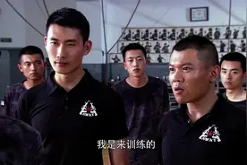 俩教官狂虐新兵蛋子，谁知中间竟有个退役特种兵，这一脚太帅了！视频封面