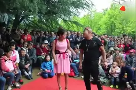 云南山歌对唱《背着娃娃谈恋爱》，观众围观如看大戏，笑翻了天！