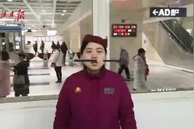 新品苹果耳机掉地铁轨道，工作人员及时捡回来
