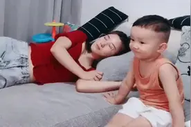 妈妈假装睡着，测试宝宝的反应，真是个小暖男视频封面