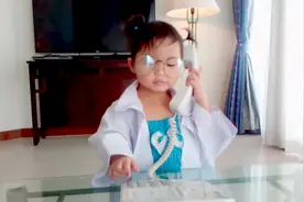 小萝莉在家里玩打电话、跳沙发舞的游戏视频封面