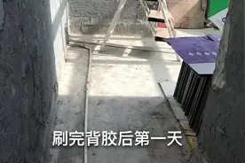 墙砖刷完背㬵后，居然放了5天才来贴，不知道还有没有效！？