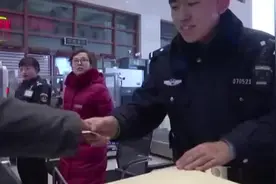 聊城一男子持身份证乘火车，铁警看了一眼身份证，直接把人带走了视频封面