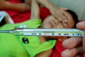 孩子半夜高烧38.3度，80后小夫妻很心焦，到底要不要喂药？