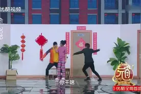 媳妇扔下遥控器，小伙立马跪下，外卖小哥：这业务挺熟练啊！视频封面