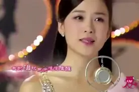 爱在春天。美女登台演唱，经理夸奖唱得不错，决定和她签约视频封面