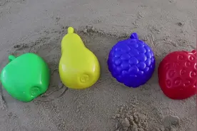 五颜六色的泥派，草莓梨，苹果，孩子们用英语学习颜色