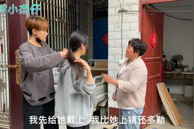小伙为了让姐姐上镜，特意送姐姐一条项链，妈妈看见后不乐意了
