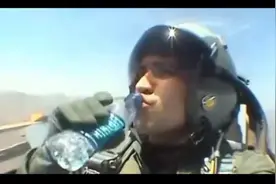 空军在飞机上内急怎么办，憋坏咯！视频封面