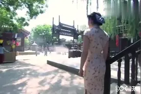 美女穿一身旗袍加丝袜，成功把鬼子引进房间里！视频封面