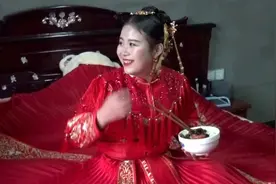 重庆农村一帅哥去迎亲，新娘正在吃饭，吃完出发了视频封面