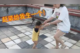 女朋友特别喜欢别人家的小孩，叫她生一个死活都不肯，怎么办？
