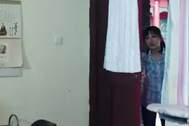 弟弟早上不肯起床，姐姐发现猫腻，下一秒掀开被子一看吓一跳图片