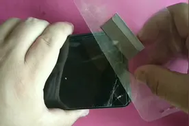 死活取不下来的手机钢化膜，如何完美取下来，我给小白支个招视频封面