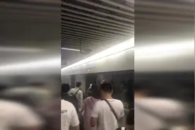 上海地铁着火起烟？上海地铁：谣言，烟雾是外电焊施工所致视频封面