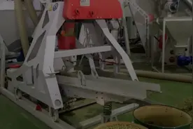将草加工成颗粒饲料喂羊，这样的机器很实用视频封面
