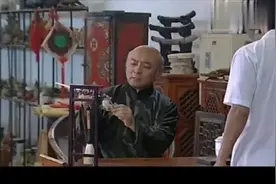 母亲当年卖手镯供儿子上学，儿子工作后赎回来，儿媳的反应太气人视频封面